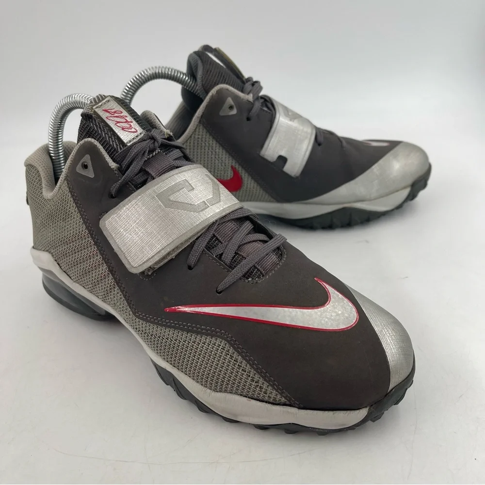 🥾 Nike Kids CJ Trainer 2 GS Metallic Grey Red Shoes Sneakers - Size 7 Youth